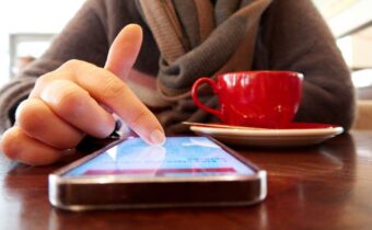 Nástroj na skrátenie dlhej chvíle, či „dokonalý únik“? Neustálym pozeraním do mobilu nestrácame len čas